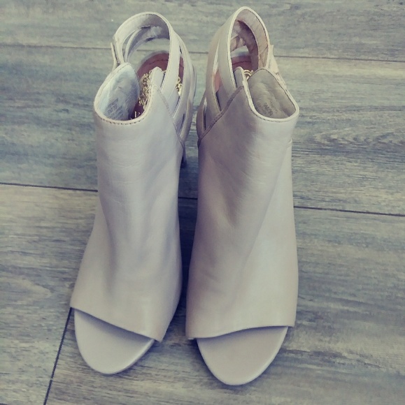 Shoes - Vince Camuto Cashmere Cream Shoes Size 9
